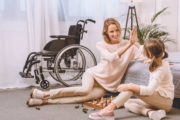 Madre Con Discapacidad Hija Jugando Ajedrez Dando Cinco — Foto de Stock