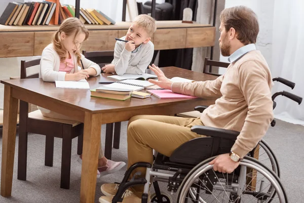 Pai Cadeira Rodas Ajudando Filha Filho Com Educação Casa — Fotografia de Stock