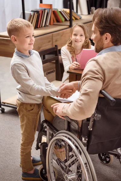 Vader Rolstoel Lachende Zoon Handen Schudden — Stockfoto