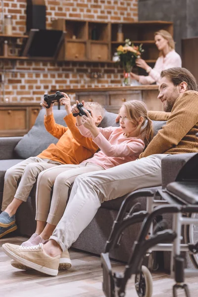 Gelukkig Vader Zoek Hoe Kinderen Spelen Video Spel — Gratis stockfoto