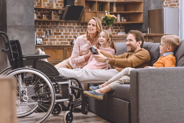 Familia Feliz Con Padre Discapacitado Jugando Con Joystick Casa — Foto de Stock