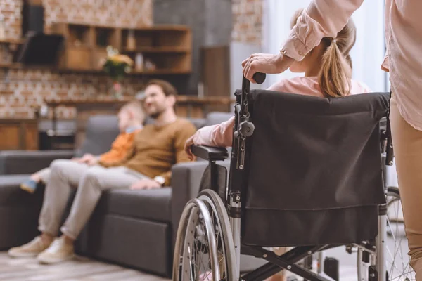 Schnappschuss Von Mutter Rollstuhl Mit Kleiner Tochter Während Vater Und — Stockfoto