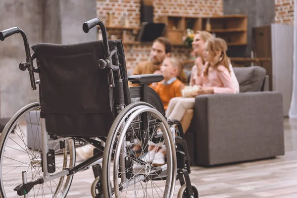 Vista Cerca Silla Ruedas Familia Feliz Sentados Juntos Sofá Detrás — Foto de Stock