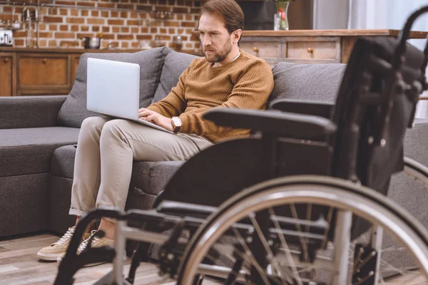 Close View Wheelchair Disabled Middle Aged Man Using Laptop Sofa — Stock Photo, Image