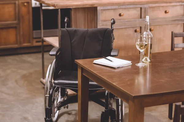 Fauteuil Roulant Debout Près Table Avec Bouteille Vin Verres Cahier — Photo