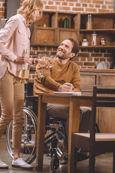 Recortado Tiro Sonriente Mujer Sosteniendo Copas Vino Botella Mientras Marido — Foto de stock gratis