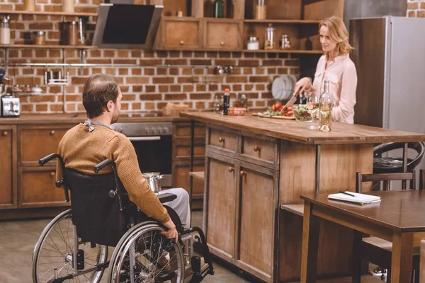 家で一緒にディナーを料理の車椅子障害者男性と女性 — ストック写真
