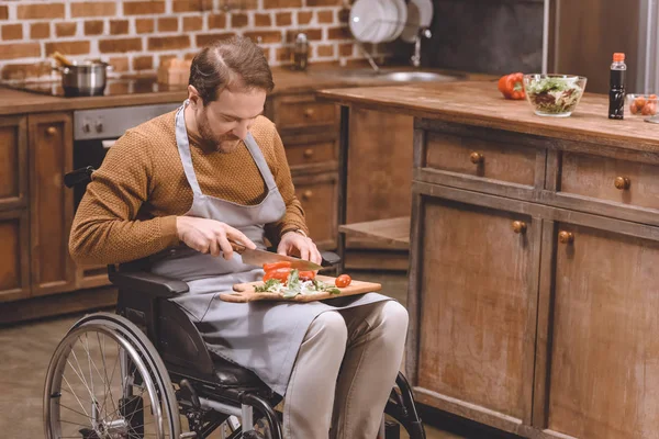 Visão Alto Ângulo Homem Com Deficiência Vegetais Corte Cadeira Rodas — Fotografia de Stock