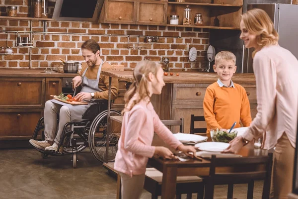 Schattig Weinig Kinderen Met Moeder Seveertafel Eten Terwijl Handicap Vader — Stockfoto