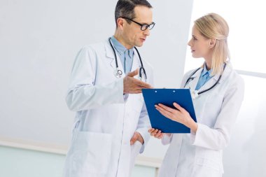 Beyaz kat hastanede tanı söz olarak iki doktor