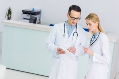 Klinik tanıda tartışılması tablet ile beyaz kat olarak iki doktor