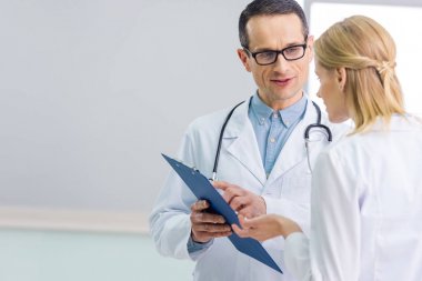 iki doktor hastane tanıda tartışılması beyaz kat olarak