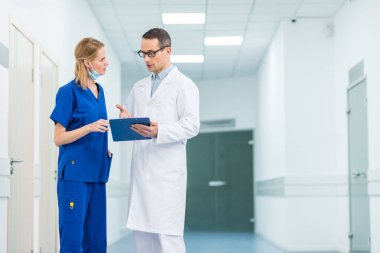 Doktor Beyaz önlük ve kadın cerrah hastane tanıda tartışılması