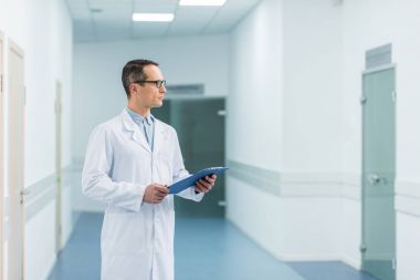 Hastanede tanı holding beyaz ceket erkek doktor 