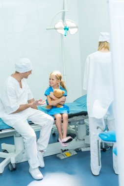 gülümseyen hazırlama doktorlar cerrahi ameliyathane içinde çocuk