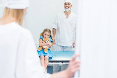 Doktorlar cerrahi ameliyathane, korkmuş çocuk hazırlama