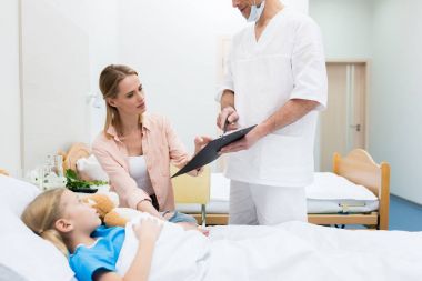 Doktor bir şey hasta çocuk annesine Panosu'nda gösterilen