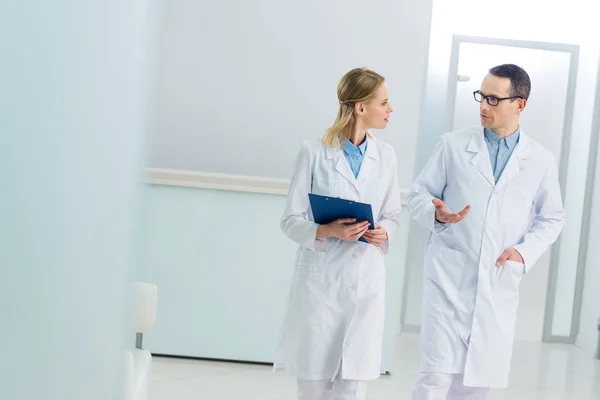 Dois Médicos Casacos Brancos Discutindo Diagnóstico Hospital — Fotografia de Stock