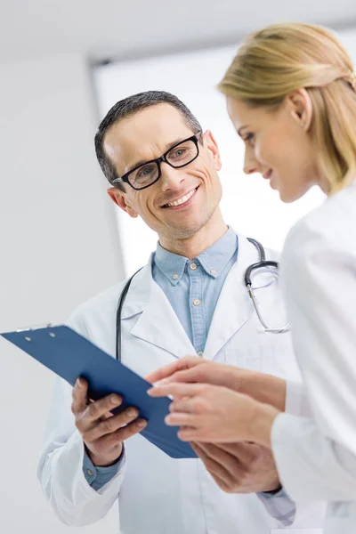 Dos Médicos Discutiendo Diagnóstico Hospital — Foto de Stock