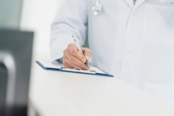 Περικοπεί Άποψη Του Γιατρού Λευκό Παλτό Γράφοντας Διάγνωση Νοσοκομείο — Φωτογραφία Αρχείου