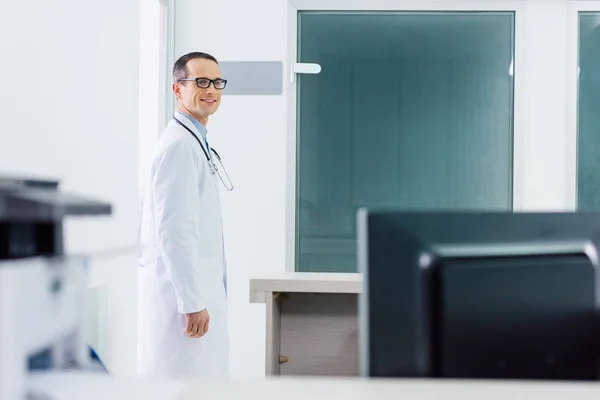 Médico Sorrindo Macho Casaco Branco Com Estetoscópio Hospital — Fotografia de Stock Grátis