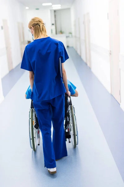 Rückenansicht Von Chirurg Und Verärgerter Patient Rollstuhl Krankenhausflur — Stockfoto