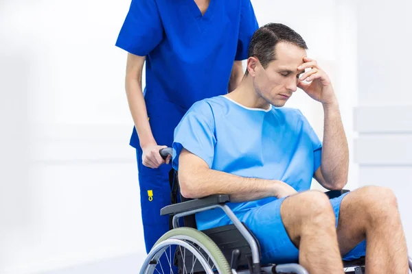 Χειρουργός Και Αναστατωμένος Ασθενή Στην Αναπηρική Καρέκλα Στο Διάδρομο Του — Φωτογραφία Αρχείου