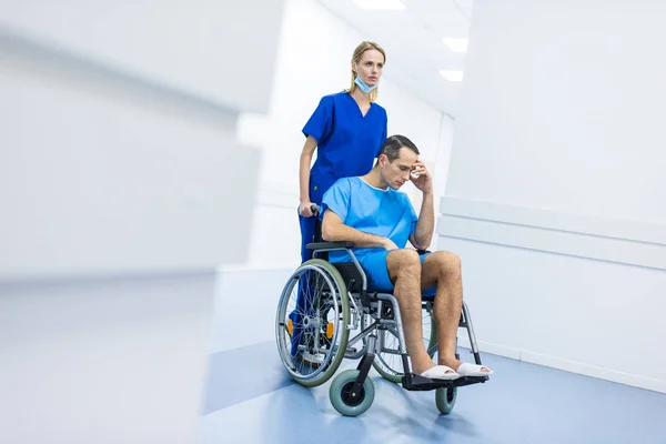 Kadın Cerrah Üzgün Tekerlekli Sandalyede Hastane Koridorunda Hastada — Stok fotoğraf