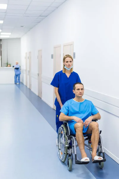 Chirurg Mannelijke Patiënt Rolstoel Ziekenhuis Gang — Stockfoto