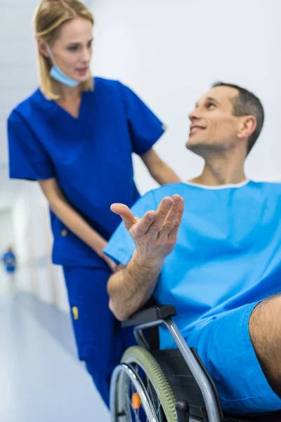 Chirurg Gespräch Mit Lächelndem Patienten Rollstuhl Auf Krankenhausflur — Stockfoto