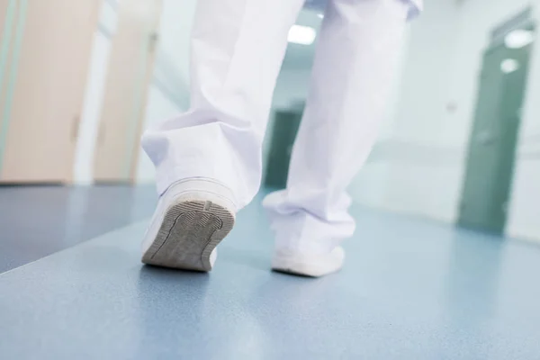 Sección Baja Del Médico Masculino Pantalones Blancos Caminando Hospital — Foto de stock gratis