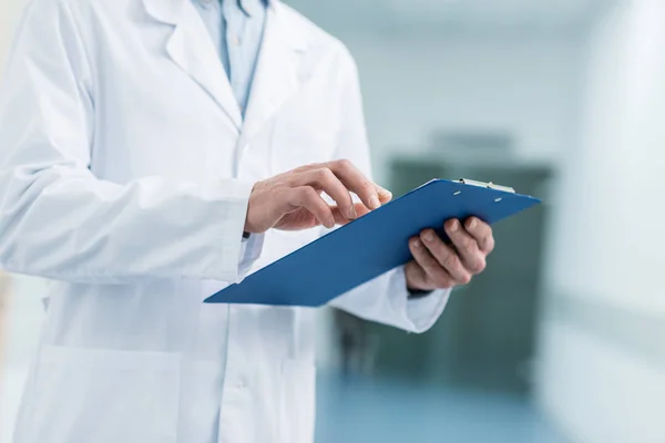 Weergave Van Dokter Bijgesneden Witte Jas Holding Diagnose Het Ziekenhuis — Stockfoto