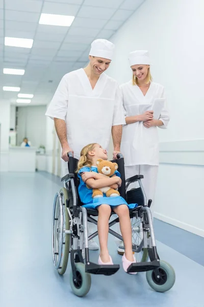 Врачи Маленький Пациент Плюшевым Мишкой Инвалидной Коляске Больнице — стоковое фото