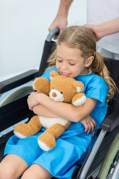 Małe Dziecko Misiem Siedzi Wózku Szpitalu — Zdjęcie stockowe