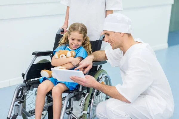 Médico Mostrando Algo Tablet Para Criança Cadeira Rodas — Fotografia de Stock