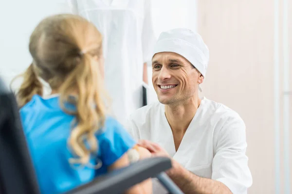 Smiling Doctor Little Patient Holding Hands — Stock Photo, Image
