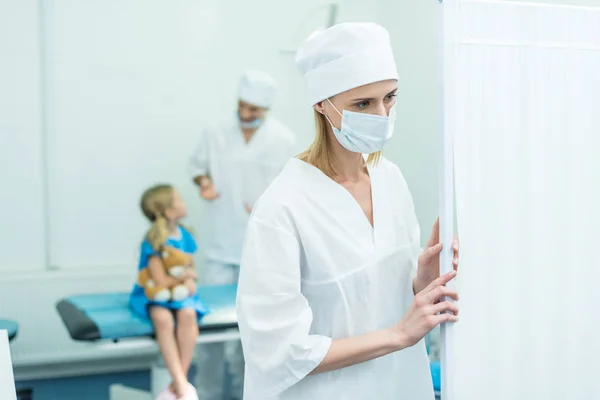 Doctors Preparing Kid Surgery Operating Room — Stock Photo, Image