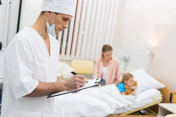 Doctor Escribiendo Algo Portapapeles Hospital — Foto de Stock