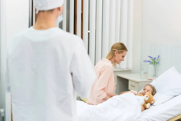 Smiling Mother Sitting Daughter Bed Hospital — Stock Photo, Image