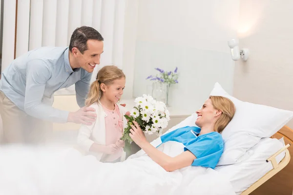 Feliz Padre Hija Trayendo Flores Mujer Enferma — Foto de Stock