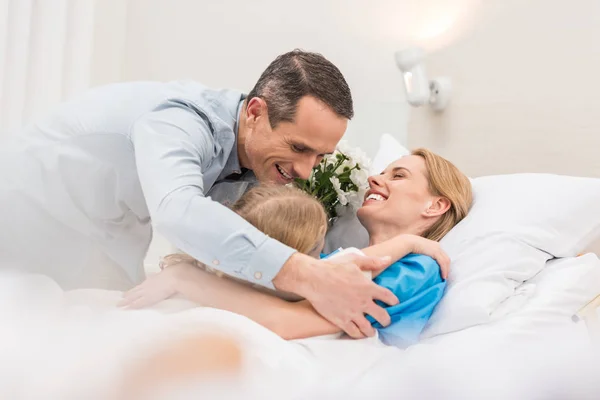 Κόρη Και Πατέρας Αγκαλιάζει Την Μητέρα Του Στο Νοσοκομείο — Φωτογραφία Αρχείου