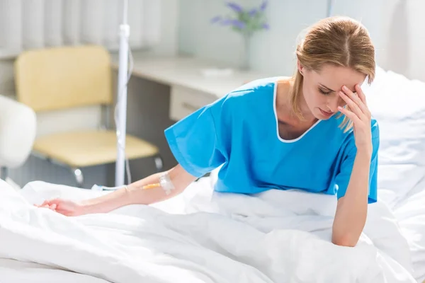 Kranke Frau Bedeckt Gesicht Mit Hand Auf Krankenhausbett — Stockfoto