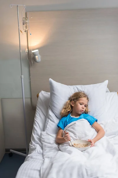 Criança Pré Escolar Deitada Cama Hospital Com Prato Aveia — Fotografia de Stock