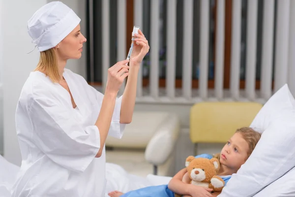 Médico Fêmea Preparando Vacinação Para Criança Doente — Fotografia de Stock Grátis