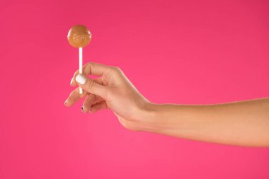 bir lolipop pink izole elinde tutan kız kırpılmış görüntü