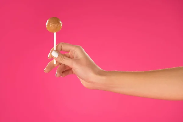 Imagem Cortada Menina Segurando Pirulito Mão Isolado Rosa — Fotografia de Stock