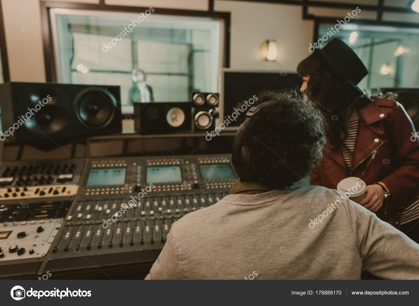Sound Producers Looking Singer Recording Studio — Stock Photo