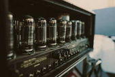 Detailní záběr zesilovače zvuku s lampami v nahrávacím studiu