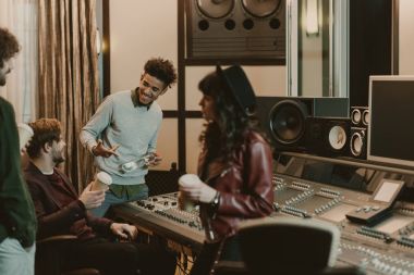 kayıt stüdyosu kahve içme genç müzik grubu