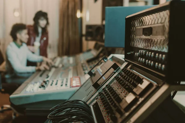 Primer Plano Amplificadores Sonido Estudio Grabación Con Productores Borrosos Detrás —  Fotos de Stock